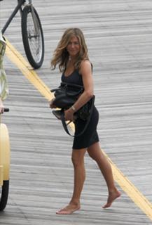 Jennifer Aniston feet photo thumbnail