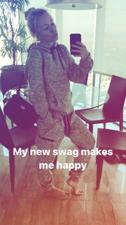 Kendra Wilkinson feet photo thumbnail