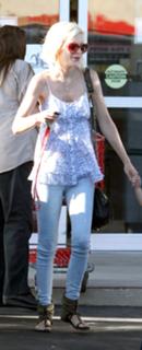 Tori Spelling feet photo thumbnail