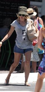 Naomi Watts feet photo thumbnail