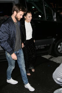 Miley Cyrus feet photo thumbnail