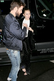 Miley Cyrus feet photo thumbnail