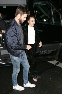 Miley Cyrus feet photo thumbnail