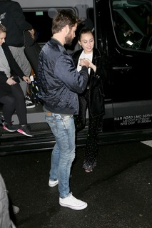 Miley Cyrus feet photo thumbnail