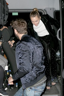 Miley Cyrus feet photo thumbnail