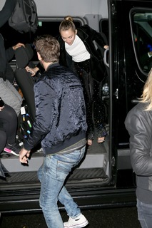 Miley Cyrus feet photo thumbnail