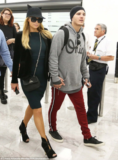 Paris Hilton feet photo thumbnail
