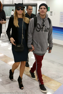 Paris Hilton feet photo thumbnail