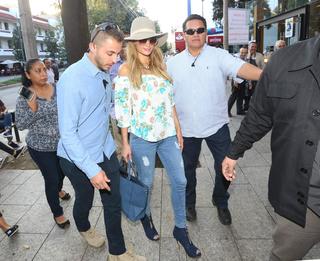 Paris Hilton feet photo thumbnail