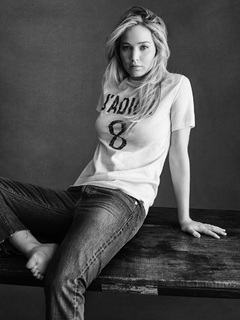 Jennifer Lawrence feet photo thumbnail