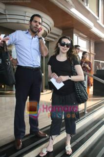 Karisma Kapoor feet photo thumbnail