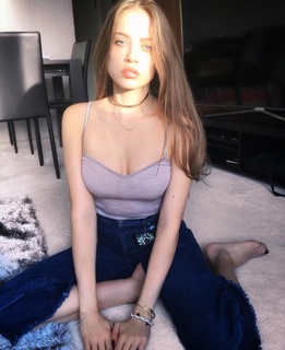 Xenia Tchoumitcheva feet photo thumbnail