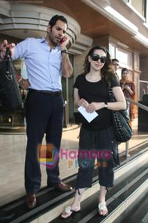 Karisma Kapoor feet photo thumbnail