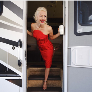 Julianne Hough feet photo thumbnail