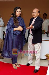 Raveena Tandon feet photo thumbnail