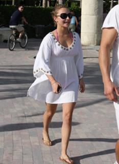 Hayden Panettiere feet photo thumbnail
