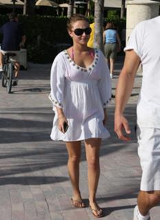 Hayden Panettiere feet photo thumbnail