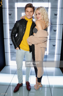 Pixie Lott feet photo thumbnail
