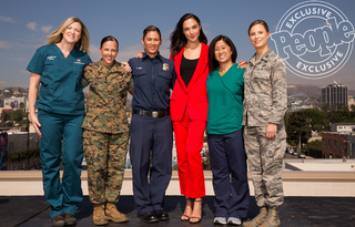 Gal Gadot feet photo thumbnail