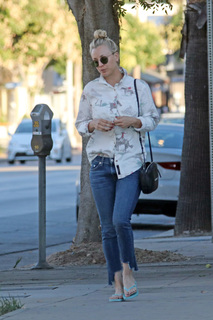 Kaley Cuoco feet photo thumbnail