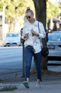 Kaley Cuoco feet photo thumbnail