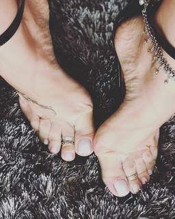 Karin Klemp feet photo thumbnail