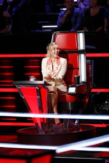 Miley Cyrus feet photo thumbnail