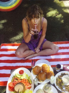 Taylor Swift feet photo thumbnail