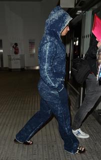 Demi Lovato feet photo thumbnail