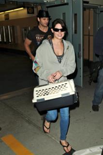 Ashley Greene feet photo thumbnail