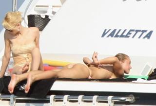 Hayden Panettiere feet photo thumbnail