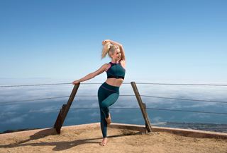 Julianne Hough feet photo thumbnail