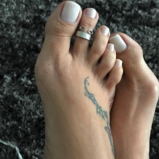 Karin Klemp feet photo thumbnail