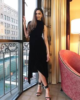 Deepika Padukone feet photo thumbnail
