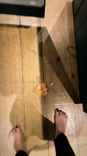 Hilary Duff feet photo thumbnail