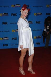 Gwen Stefani feet photo thumbnail