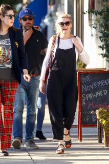 Kirsten Dunst feet photo thumbnail