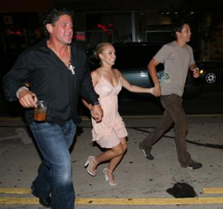 Hayden Panettiere feet photo thumbnail