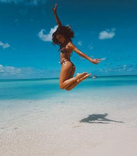 Isis Valverde feet photo thumbnail