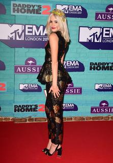 Pixie Lott feet photo thumbnail