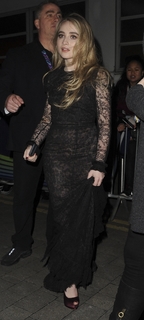 Sabrina Carpenter feet photo thumbnail
