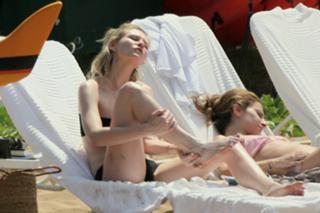 Kirsten Dunst feet photo thumbnail