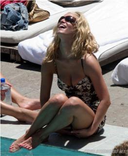 Jessica Simpson feet photo thumbnail