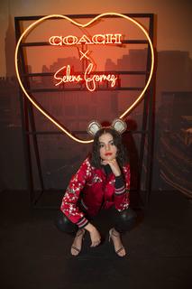 Selena Gomez feet photo thumbnail