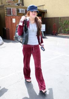 Miley Cyrus feet photo thumbnail