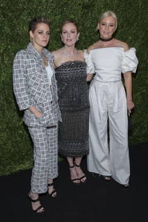Elizabeth Banks feet photo thumbnail