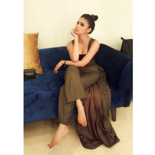 Mouni Roy feet photo thumbnail