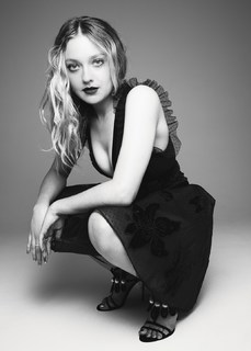 Dakota Fanning feet photo thumbnail