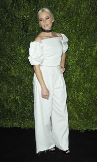 Elizabeth Banks feet photo thumbnail
