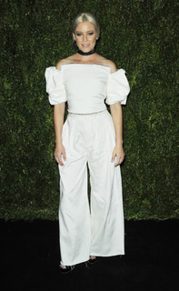 Elizabeth Banks feet photo thumbnail